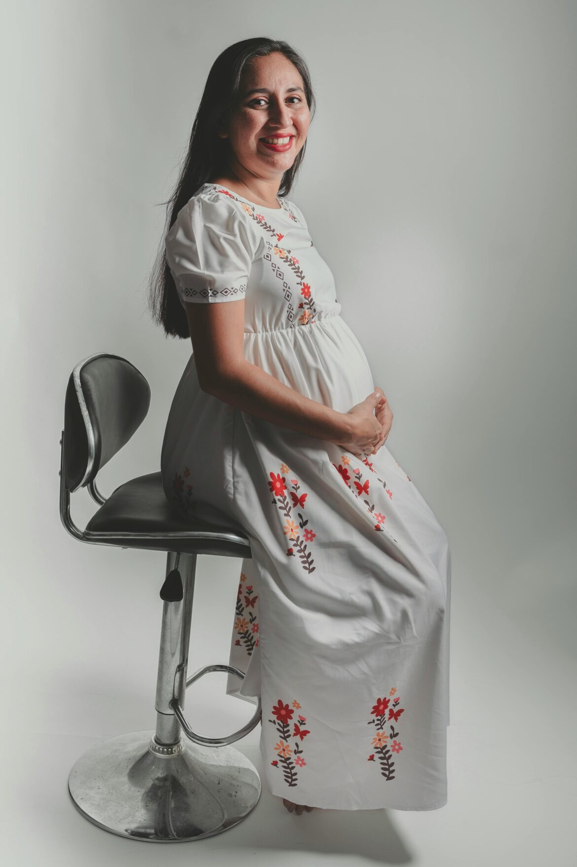 Maternity Shoot in Dubai: A Timeless Celebration of Motherhood with Alona Koenig Photography